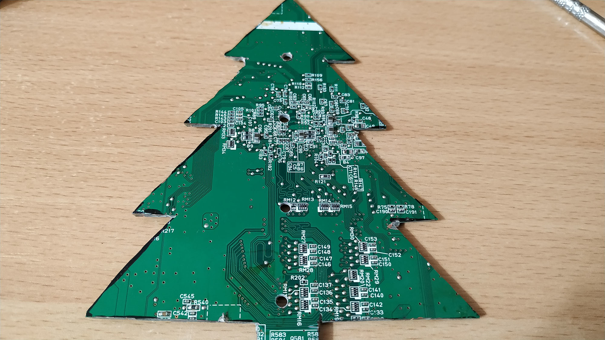 «Новогодняя елка из электронных плат…» — создано в Шедевруме