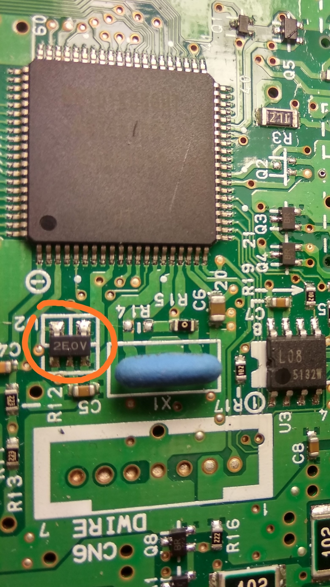 What kind of microcircuit is this? And just out of interest, does anyone know what the blue (three legs) element next to it is? - My, Repair, Search