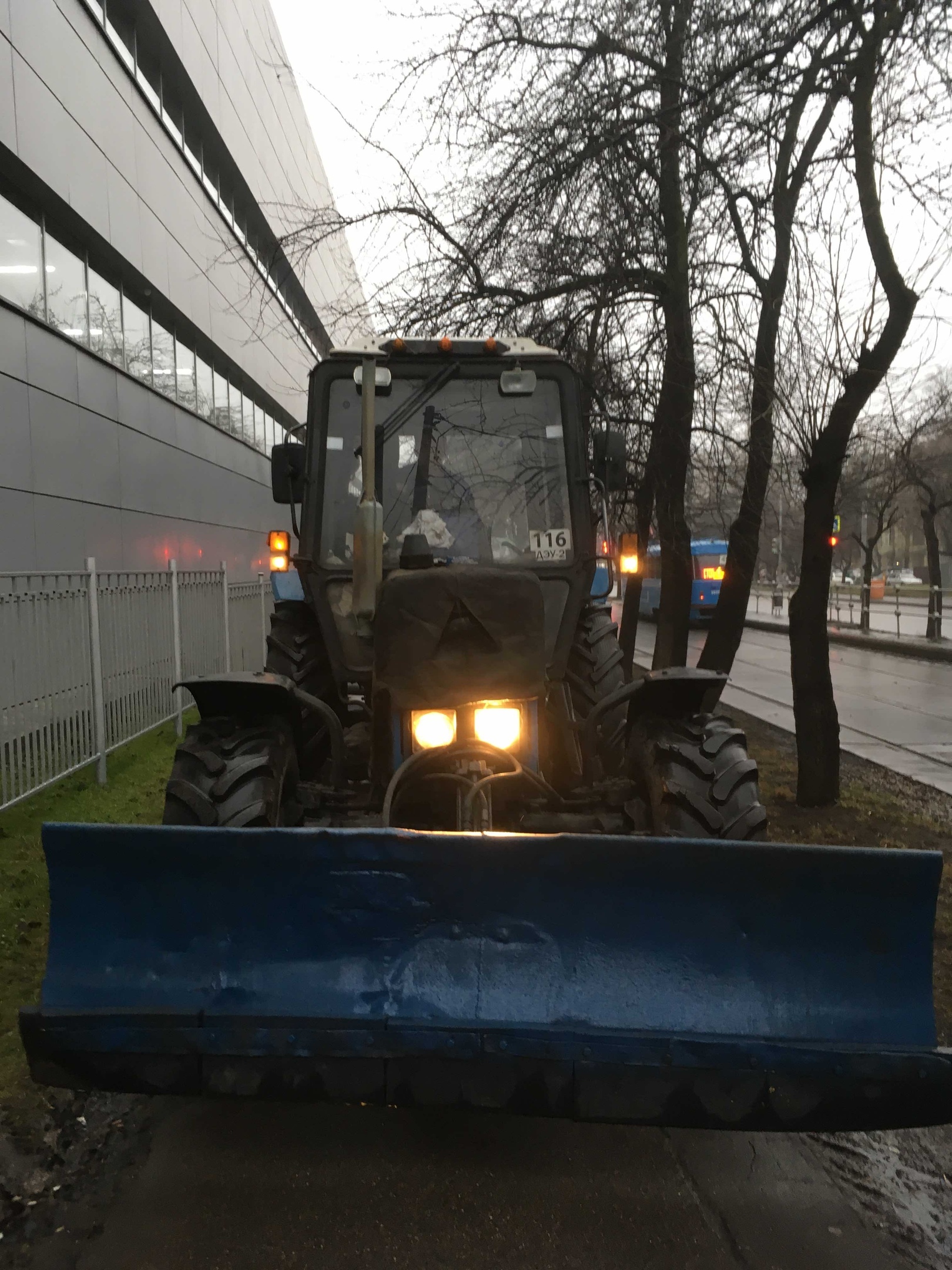 The tractor that could - My, Moscow, Cleaning, Sidewalk, Purity, Question, Longpost