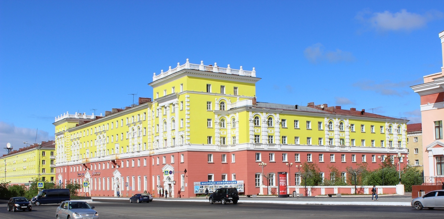 Памятник стулу в норильске