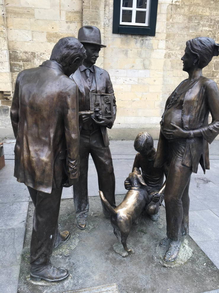 The color of the polished bronze immediately shows who the good boy is in this sculptural composition) - Sculpture, Dog, Luck