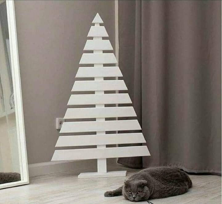 Here's a whore - cat, Christmas tree