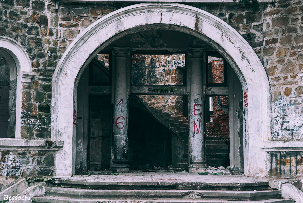 Abandoned Kvitko Castle. According to legend, three ghosts live here - My, Abandoned, Sochi, Kvitko, Lock, Призрак, Night, Rain, Video, Longpost