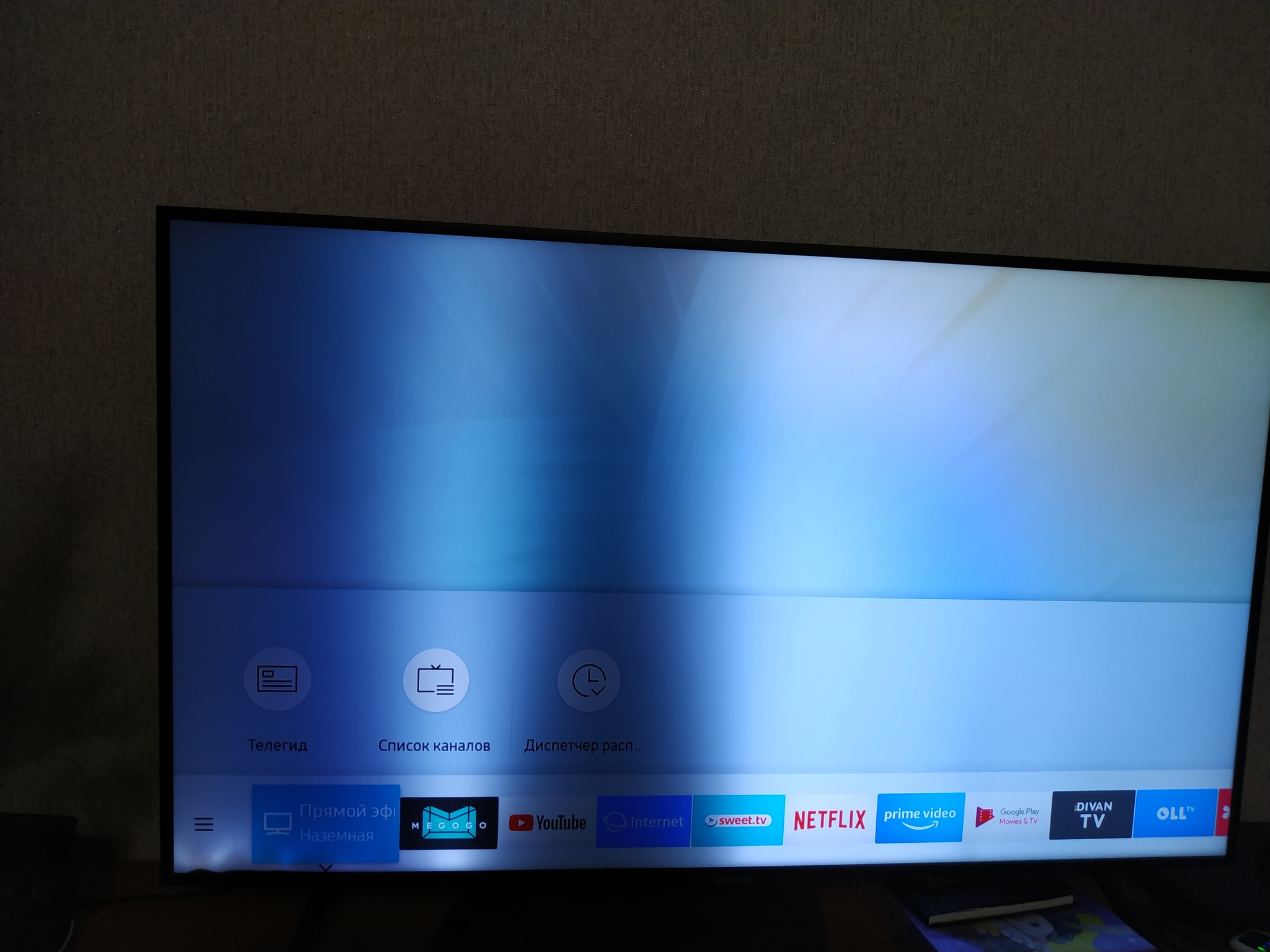 Горизонтальные полосы телевизоре самсунг. ЖК самсунг вертикальная полоса. Темная полоса на телевизоре Samsung. Полоса на экране телевизора самсунг. Темная полоса телевизор самсунг.