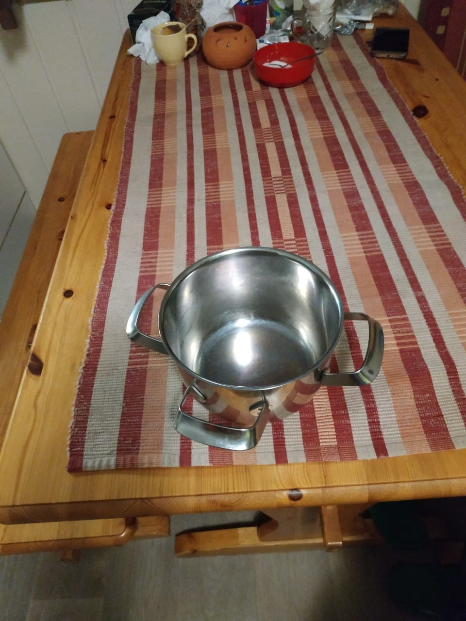 Why does the pan need a third handle? - Pan, Question, Finland, Video, Longpost