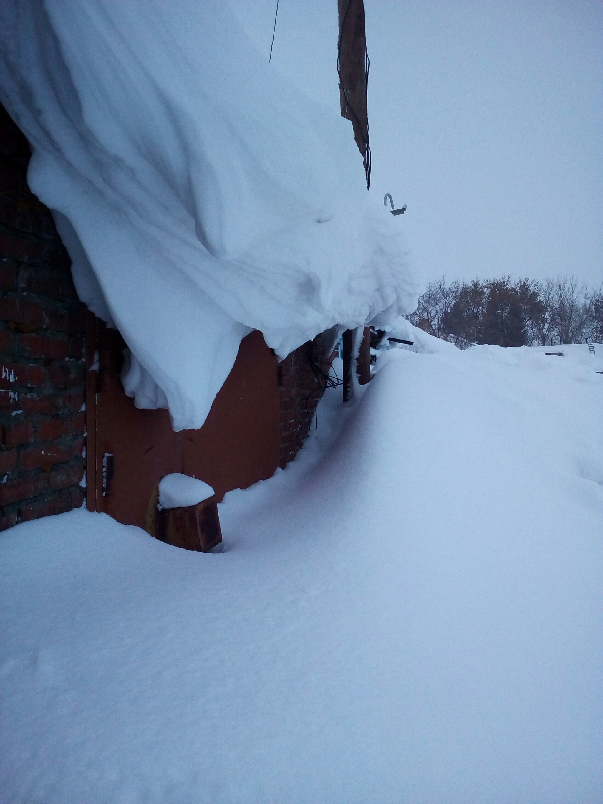 Breakthrough into the garage. (White captivity) - My, Snow, Garage, Photo on sneaker, Longpost