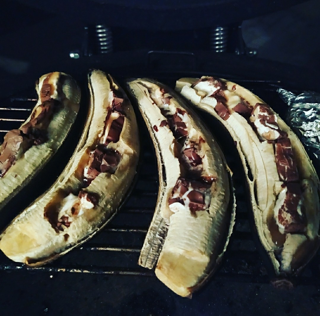 Grilled bananas with chocolate, nuts and caramel - My, Grill, Banana, B-B-Q