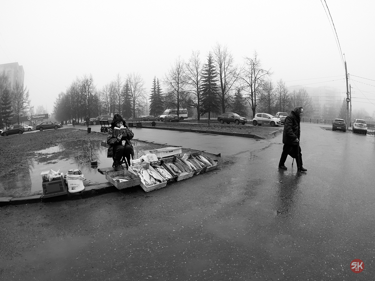 Fish seller - My, The photo, Black and white, A fish, Grandma, Puddle, Fog, Books