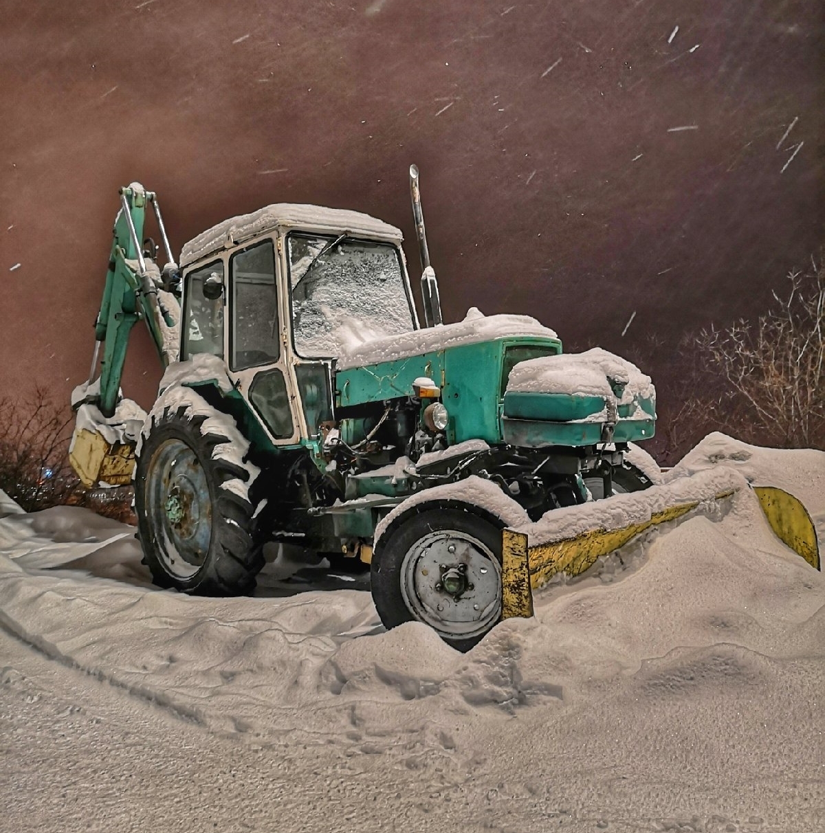 Just a small tractor. Murmansk - My, North, Snow, Murmansk, Tractor, Winter