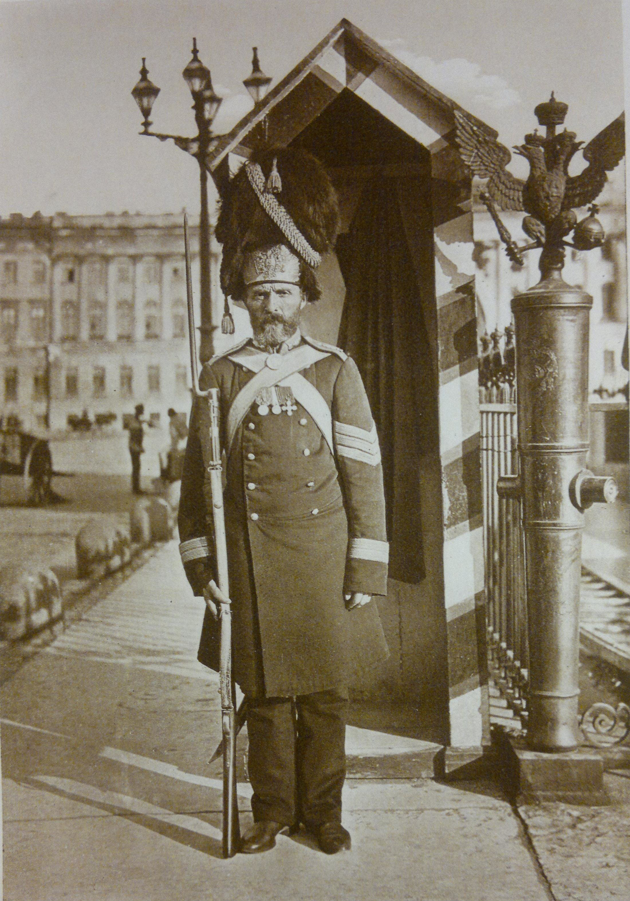 Palace grenadier at the guard box. St. Petersburg, Palace Square - My, Colorization, Old photo, Guard, Palace Square, Russian Guard, Longpost, Grenadier