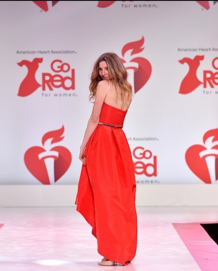 Beautiful Sarah Chalke at the #GoRed ceremony - Sarah Chock, TV series clinic, Longpost, Actors and actresses