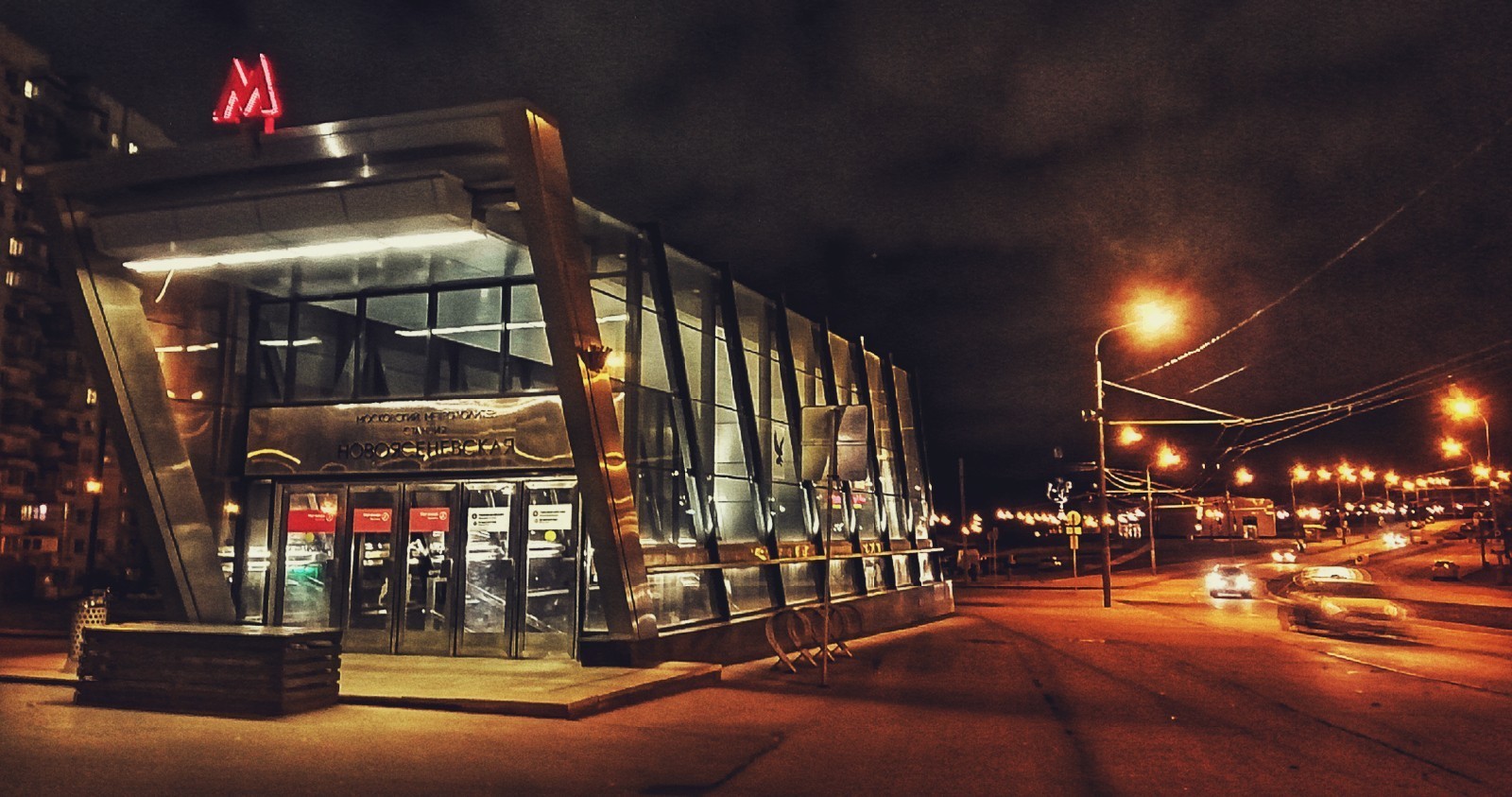 Metro войти. Дубровка (станция метро). Московский метрополитен на улице. Станция метро Семеновская снаружи. Бибирево метро снаружи.