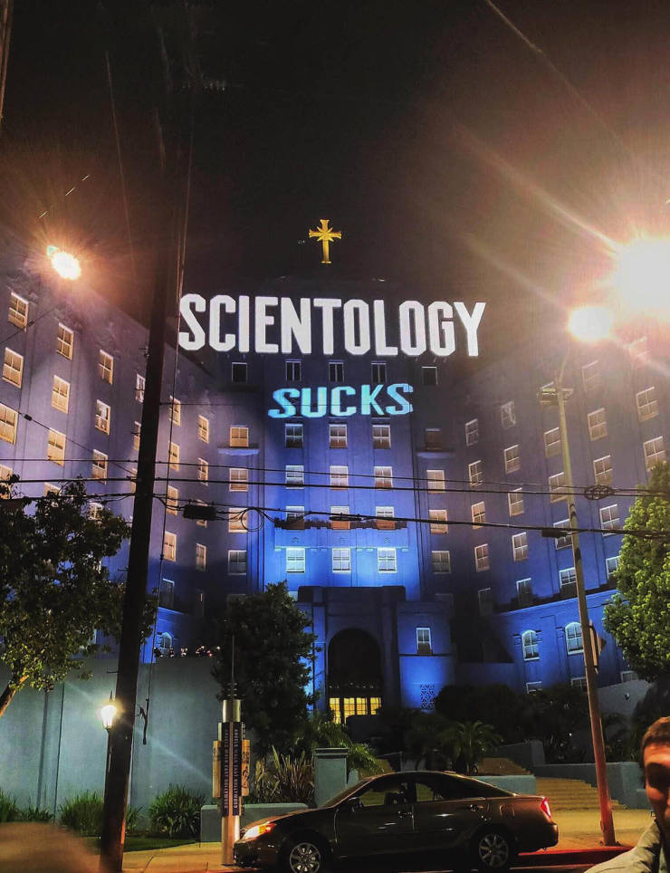 Fighting obscurantism in Los Angeles using a projector - Scientology, Sect, Sucks, Church, Projector, USA, Los Angeles