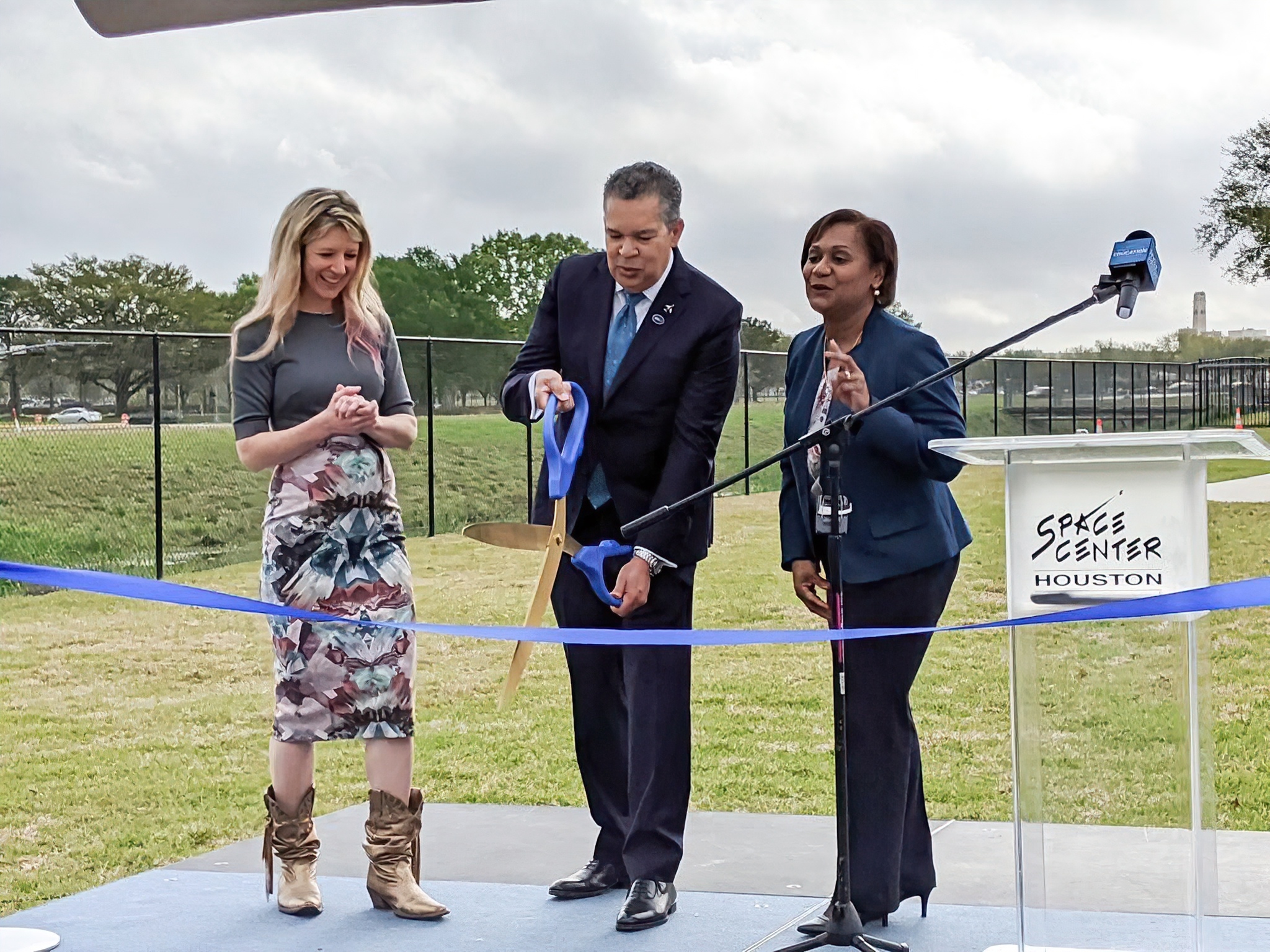 SpaceX Falcon 9 rocket [B1035] debuts at Space Center Houston - Spacex, Falcon 9, Booster Rocket, Cosmonautics, NASA, Longpost