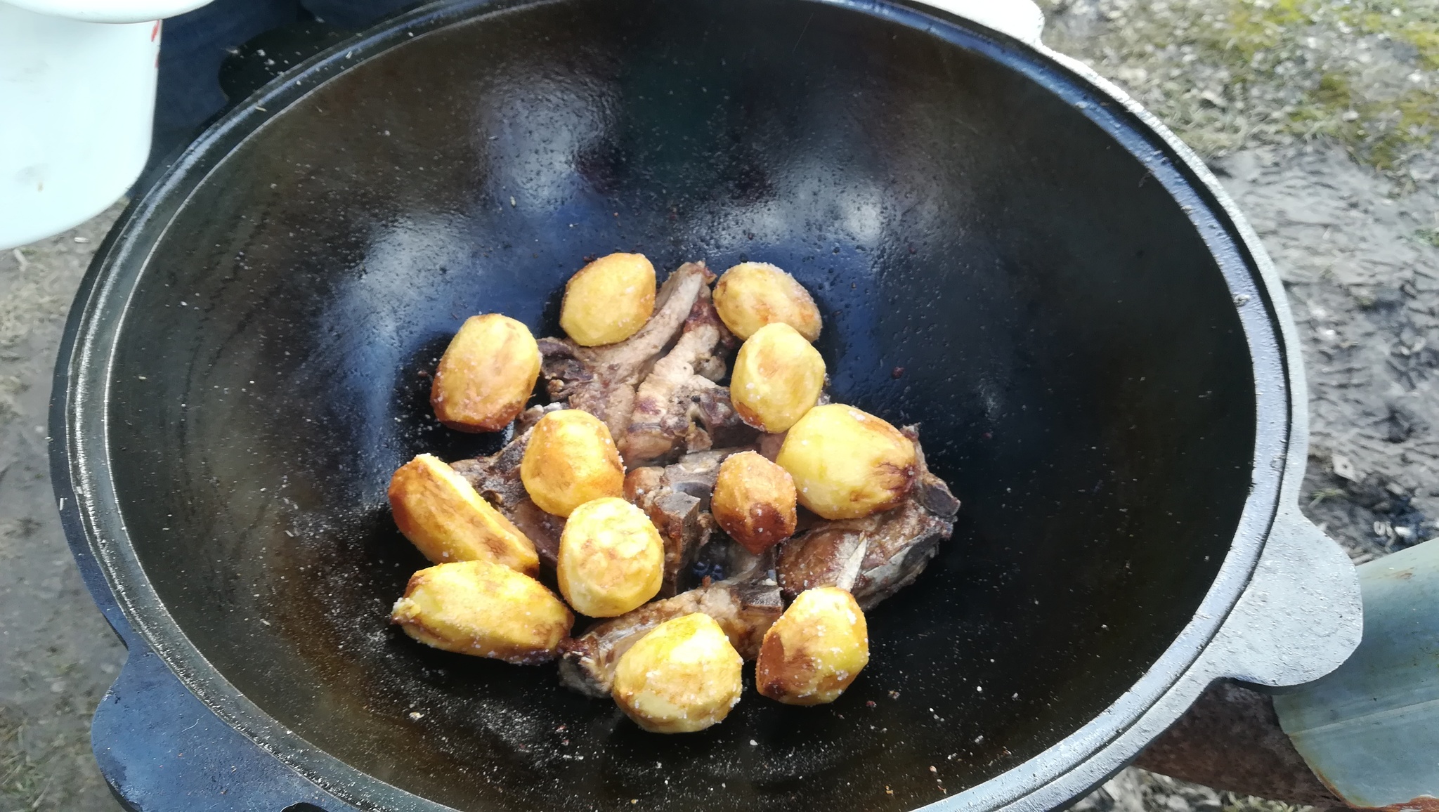 Блюда в казане дома на плите. Пирожок мясо с картошкой в казане. Картофель с мясом в афганском казане. Картошка с грибами в афганском казане рецепт. Крафт еды в казане рецепт.