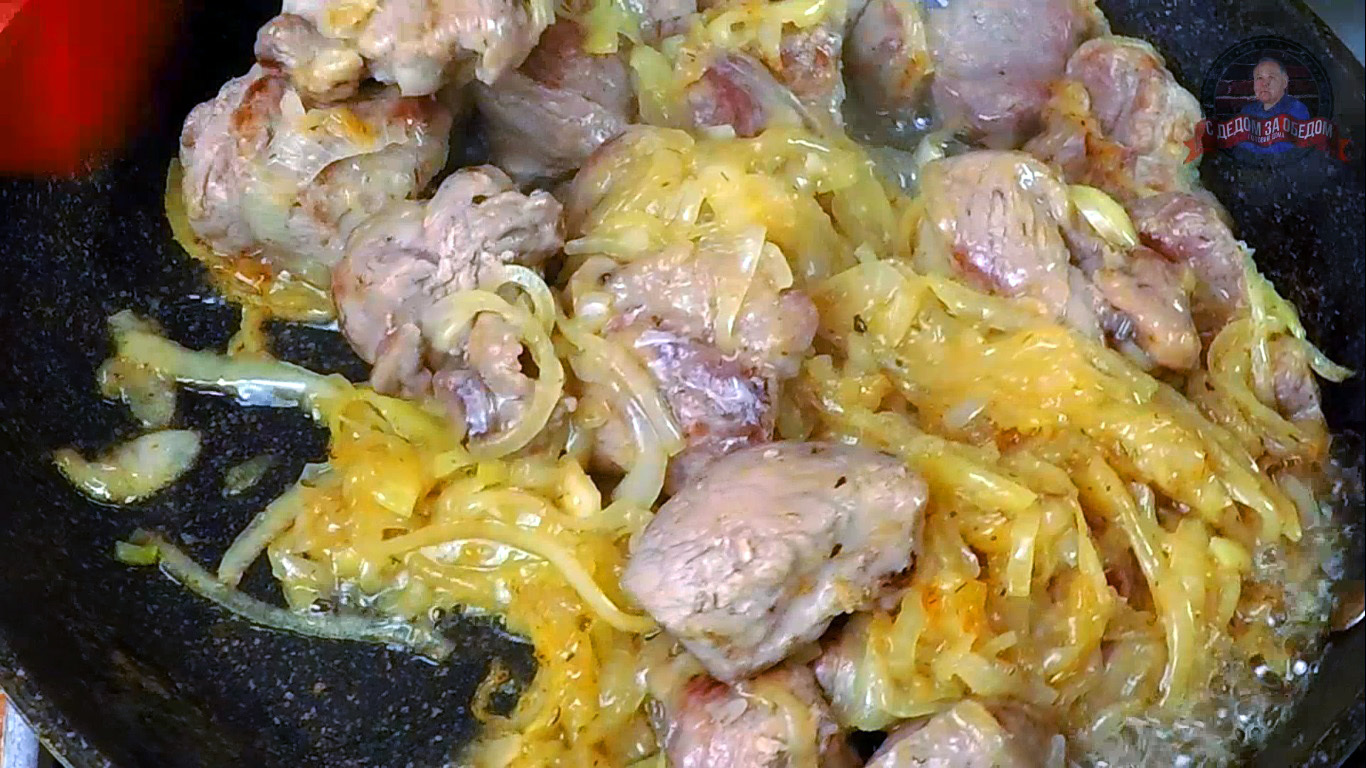 Мясо, свиная шея в зелени и овощами на сковороде | Пикабу