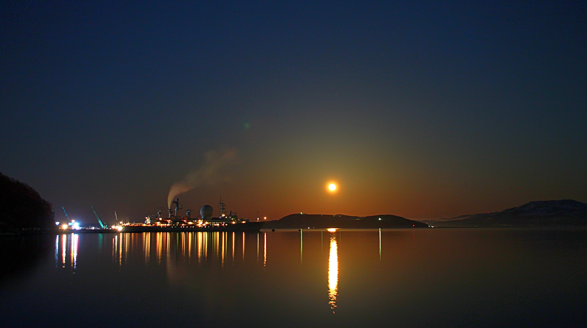 View of Vilyuchinsk and Rybachy in the late evening from the shore from Staraya Tarya - My, Kamchatka, Vilyuchinsk, moon, Sea