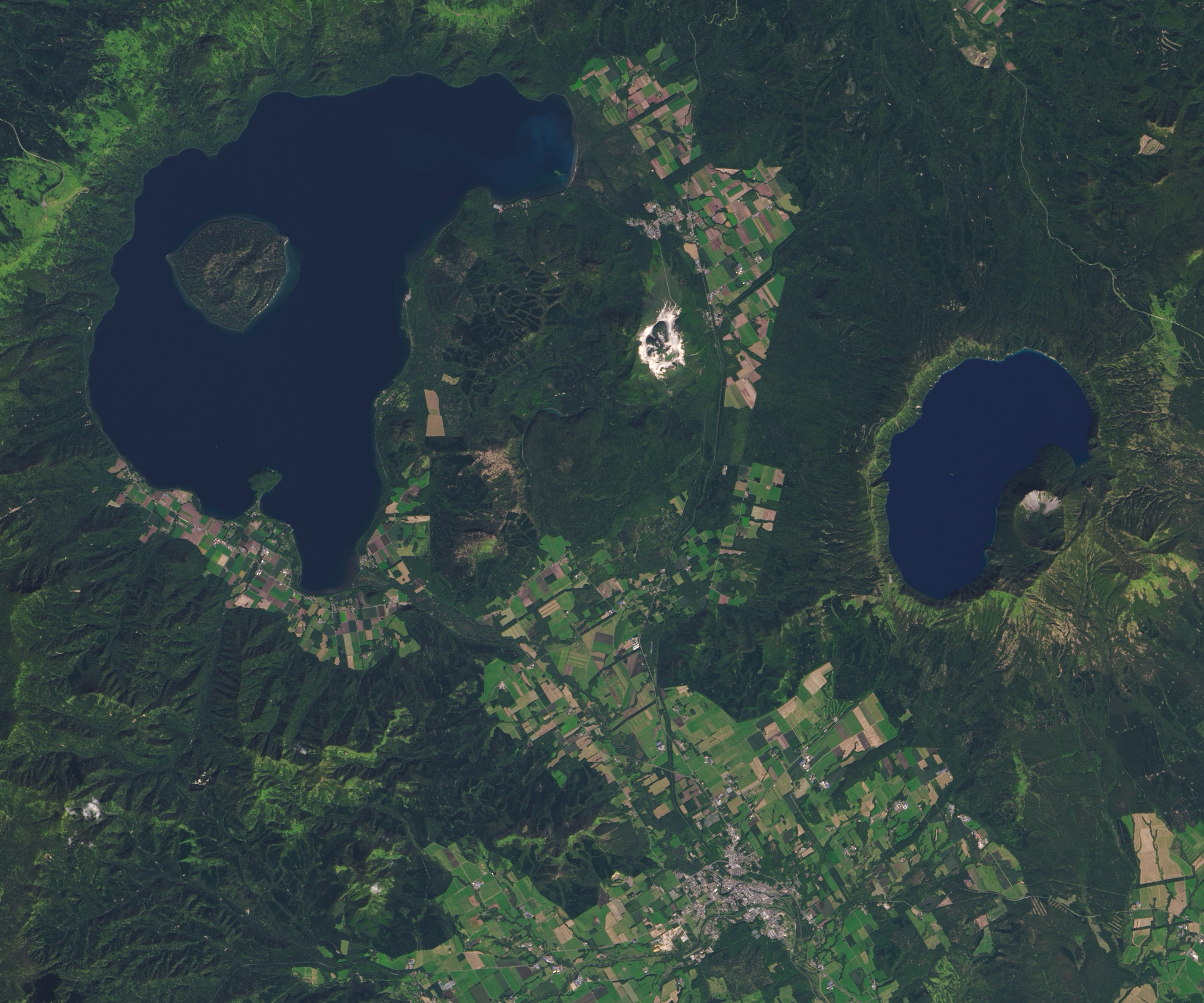Озеро сверху со спутника снимок