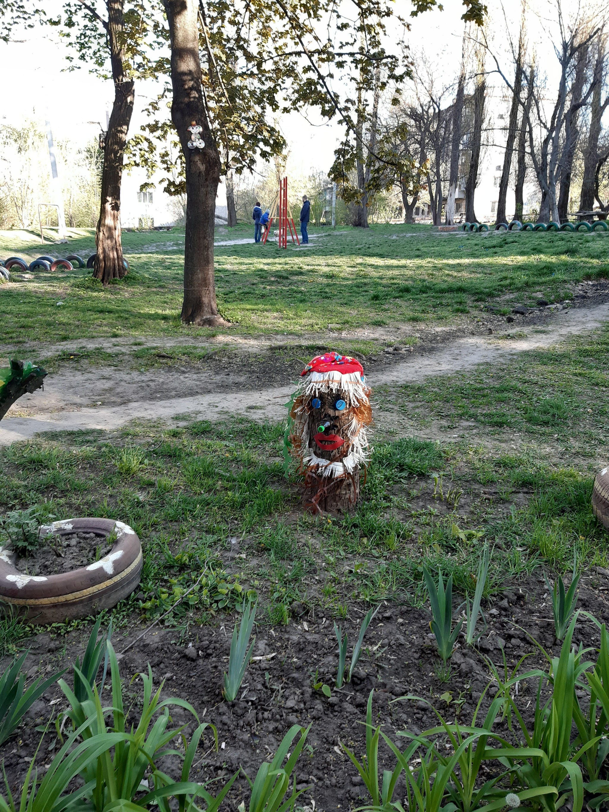 Folk art - My, Mobile photography, Longpost, Tires, Courtyard