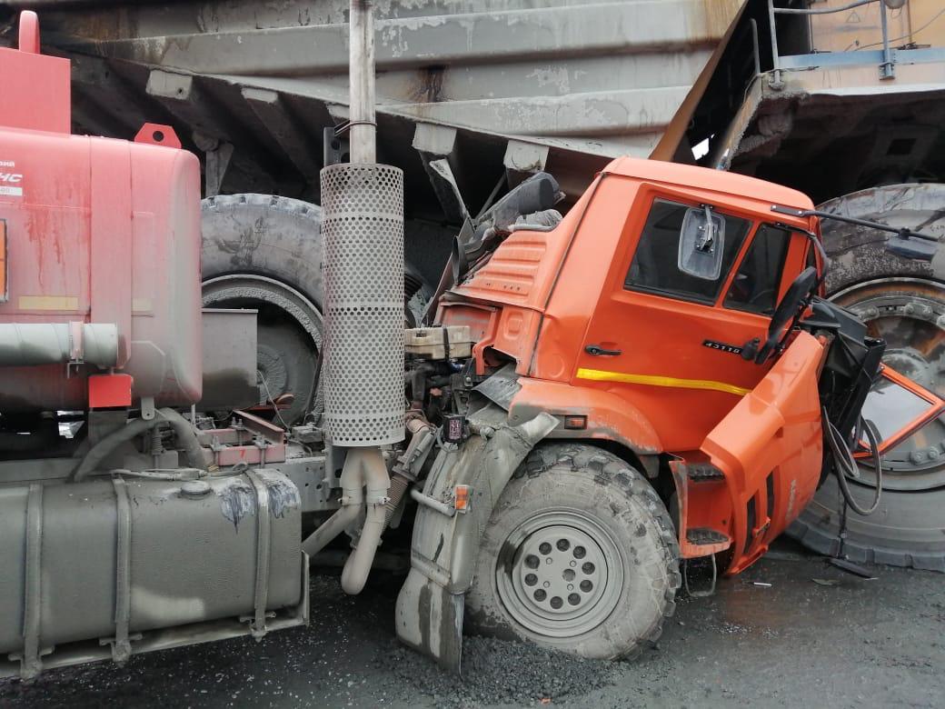 How the big one offended the little one - Crash, BelAZ, Longpost, Kamaz