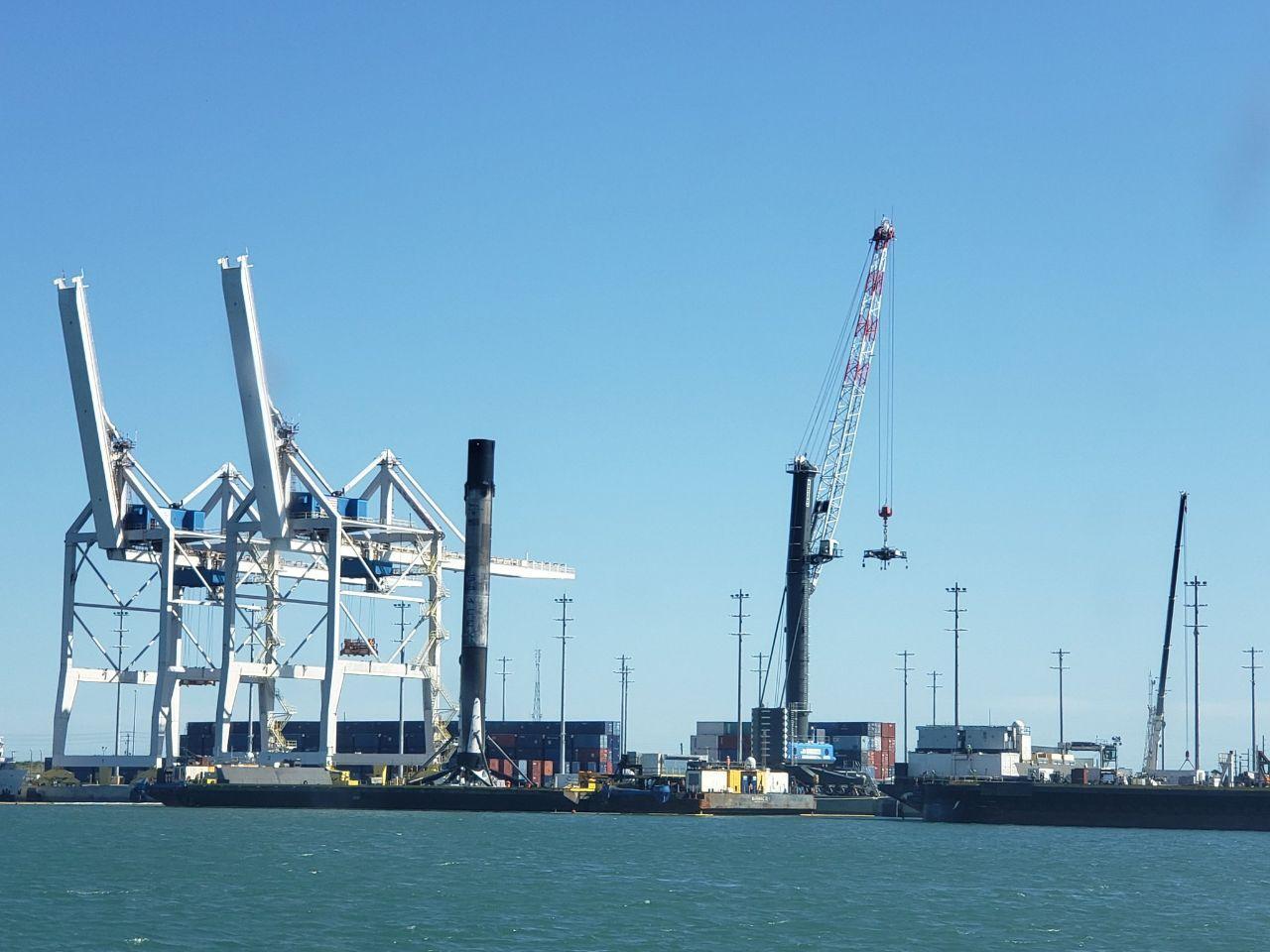 Falcon 9 B1051.4 at Port Canaveral after its fourth flight - Spacex, Falcon 9, Cape Canaveral, Longpost