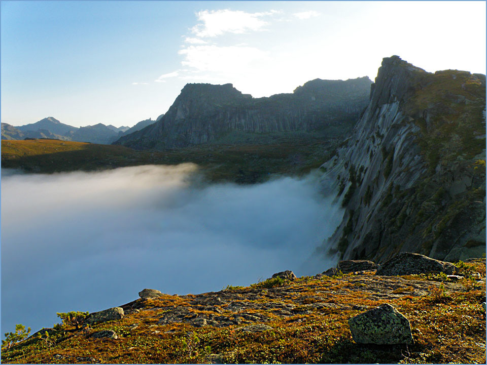 Hanging in the fairy fog - My, Ergaki, Travels, Fog, Landscape, Leisure, Holidays in Russia, Hanging Stone, Longpost