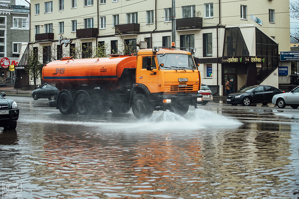 Smolensk sprinklers are so effective - My, Shower, Smolensk, Where is the logic?, Sprinkler, Puddle