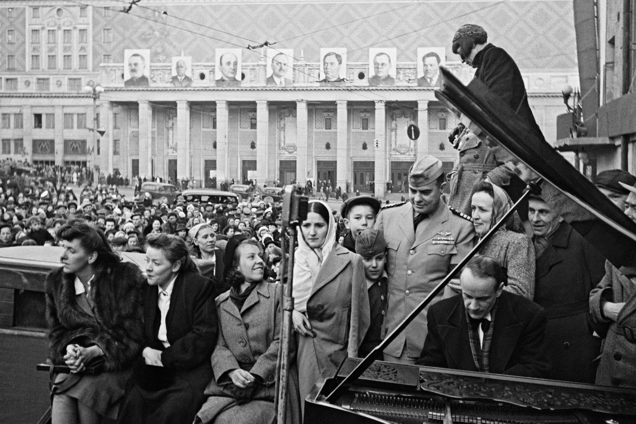 How Muscovites greeted the winners. Izvestia Archive - Victory Day, May 9 - Victory Day, The Great Patriotic War, Historical photo, News, Remember, Chronicle, Longpost