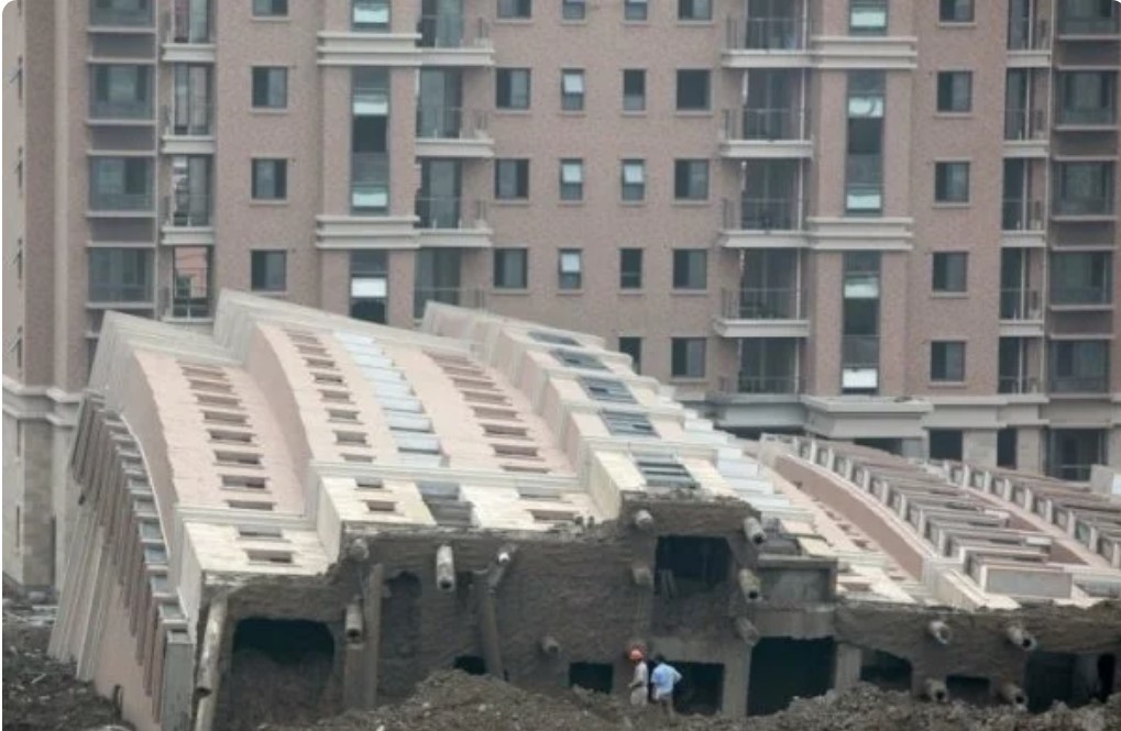 В Шанхае упал этажный дом