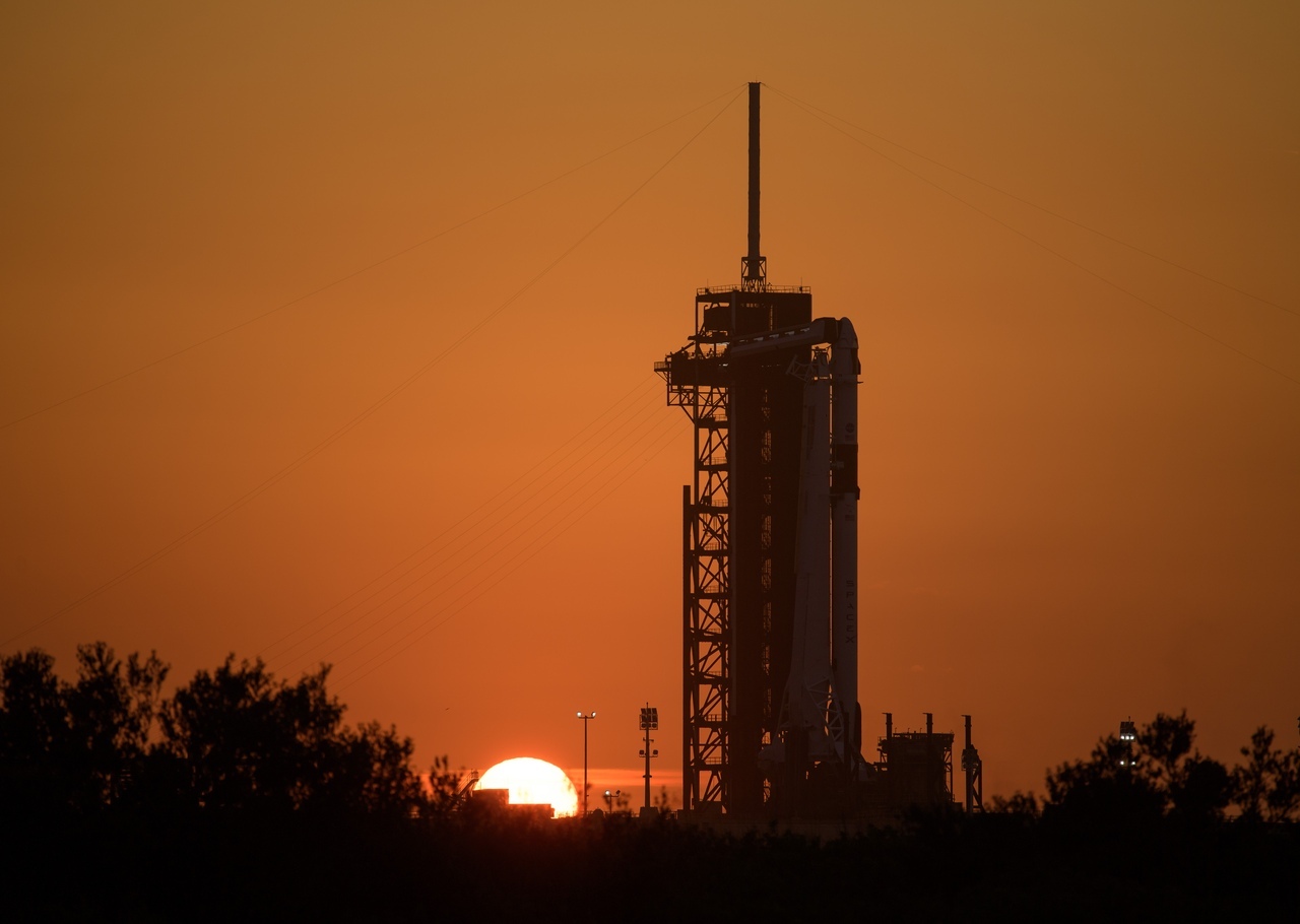 Меньше 12 часов до запуска Crew Dragon - SpaceX, Dragon 2, Космос, Текст