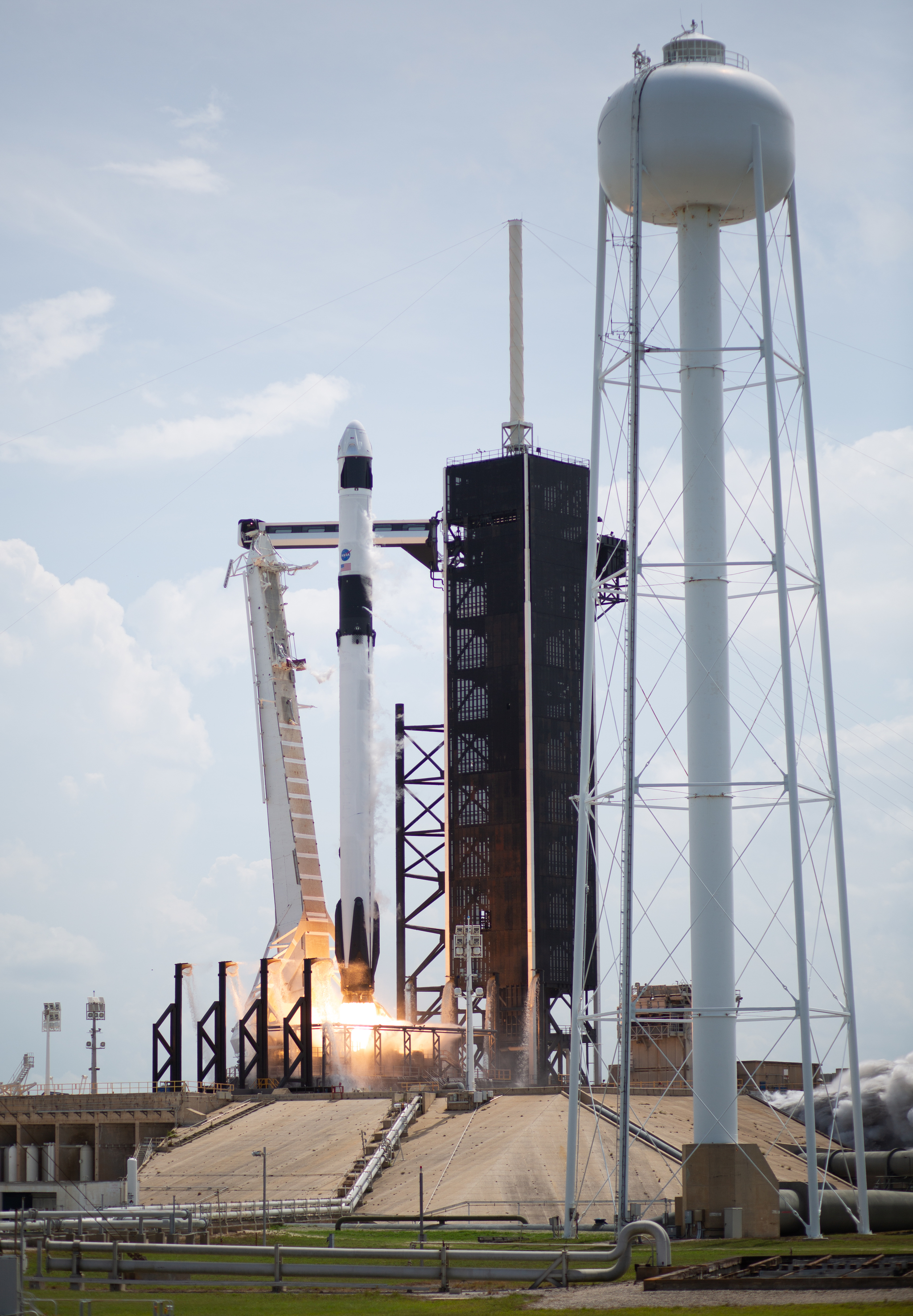 Photos of the launch of the Falcon 9 launch vehicle with the Crew Dragon manned spacecraft to the ISS - Spacex, NASA, Dragon 2, Falcon 9, Running, Space, Longpost