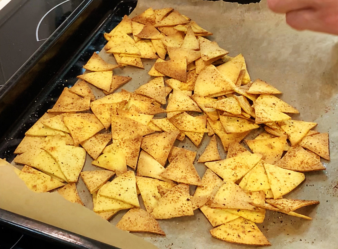 Pita chips vs tortilla nachos + garlic sauce - My, Crisps, Cooking, Proper nutrition, Snack, Beer snack, Video, Longpost, Recipe, Video recipe