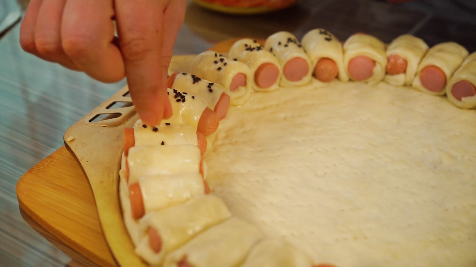 Пирог сосиска в тесте с сыром