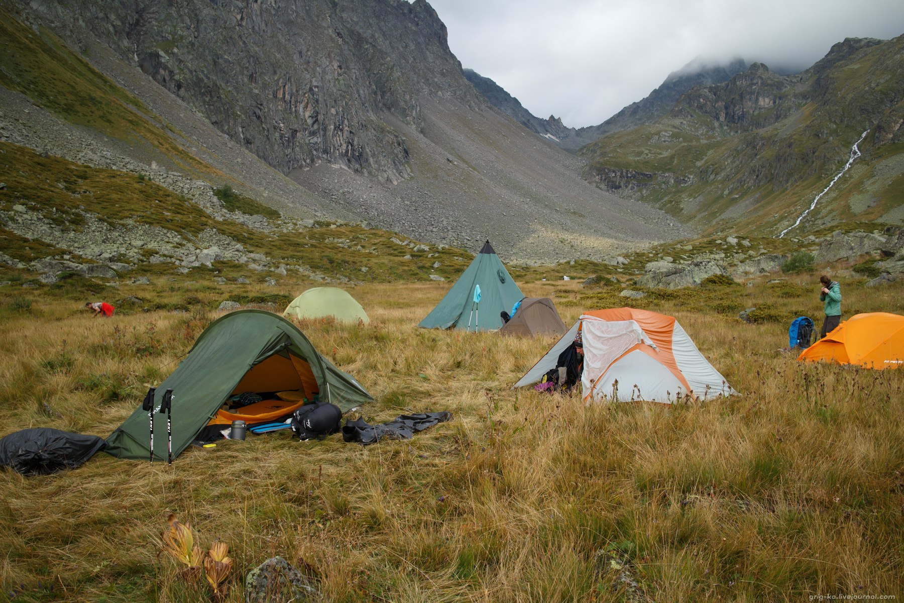 Mountain camping. Палаточный лагерь Эльбрус палатка. Шавлинские озёра турпоход. Горный кемпинг Кавказ. Северная Осетия палаточный лагерь.