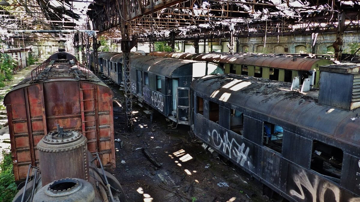 Кладбище заброшенных поездов Red Star Train в Будапеште | Пикабу