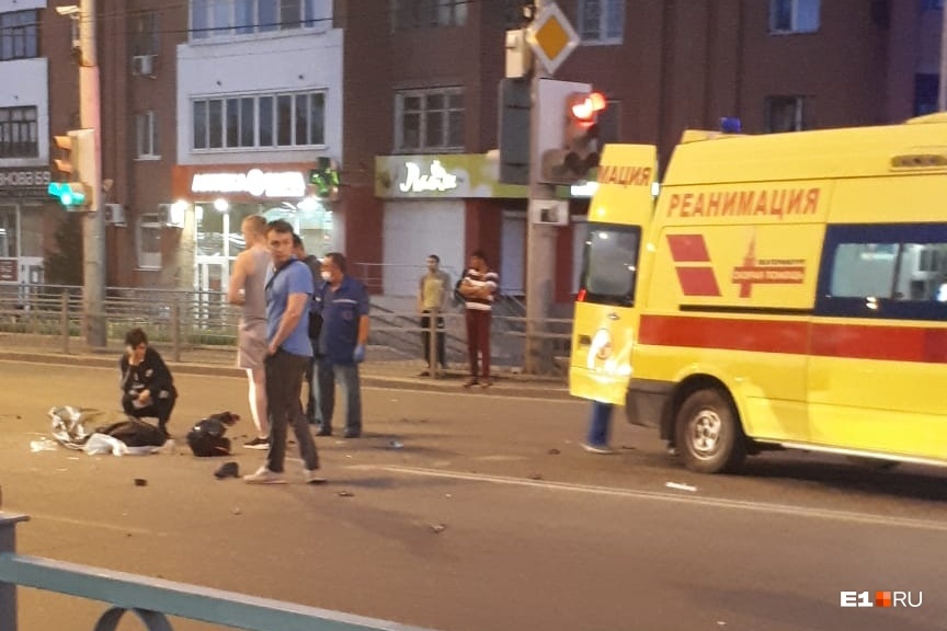 A 36-year-old motorcyclist, who was hit by a Mercedes, died in Yekaterinburg - Road accident, Crash, Motorcyclists, Negative, Yekaterinburg, Death, Video, Longpost