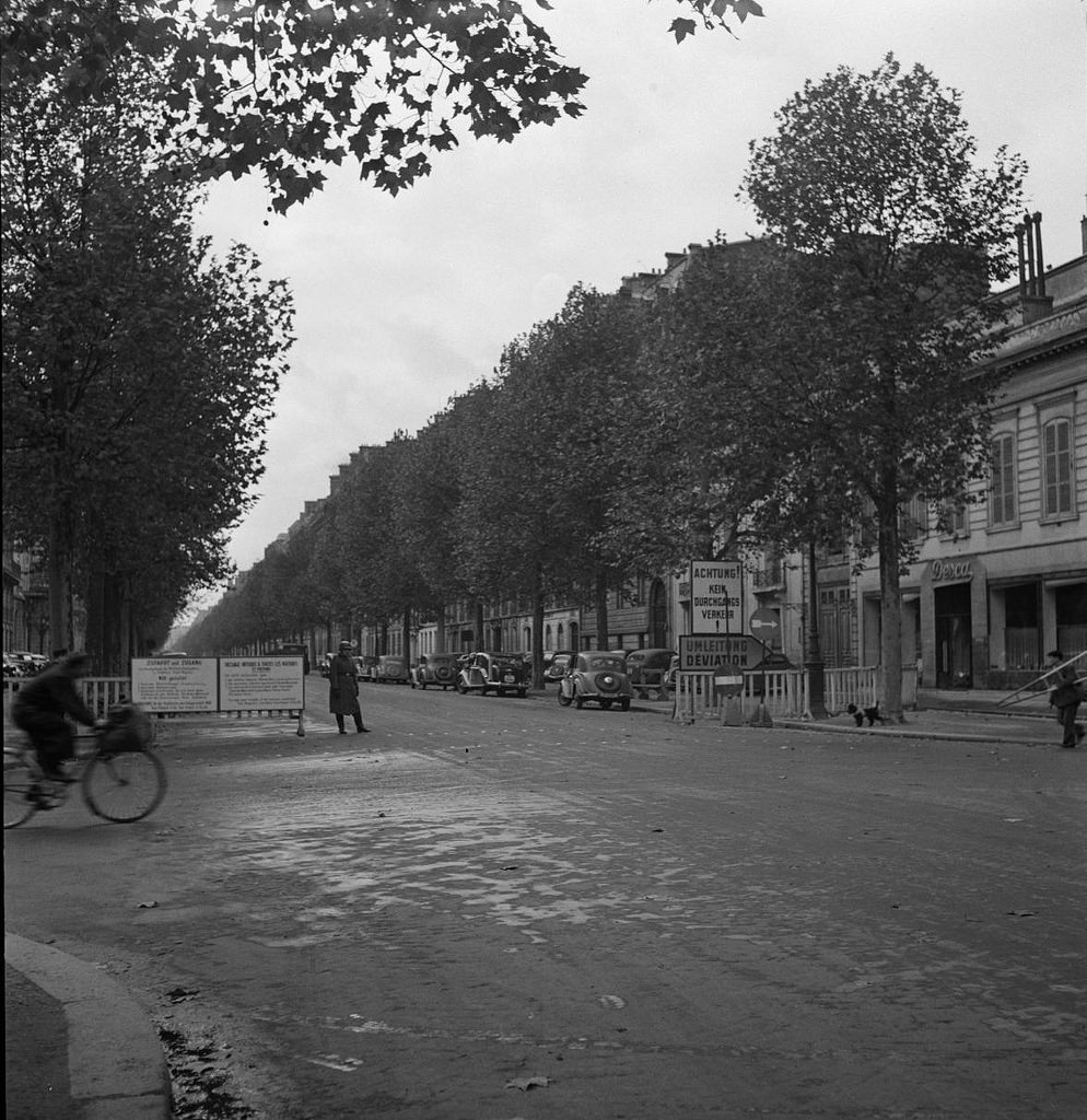 Фото Парижа. 1942-1943 год - продолжение - Вторая мировая война, Париж, Фотография, Длиннопост, Транспорт, Велосипед, Политика