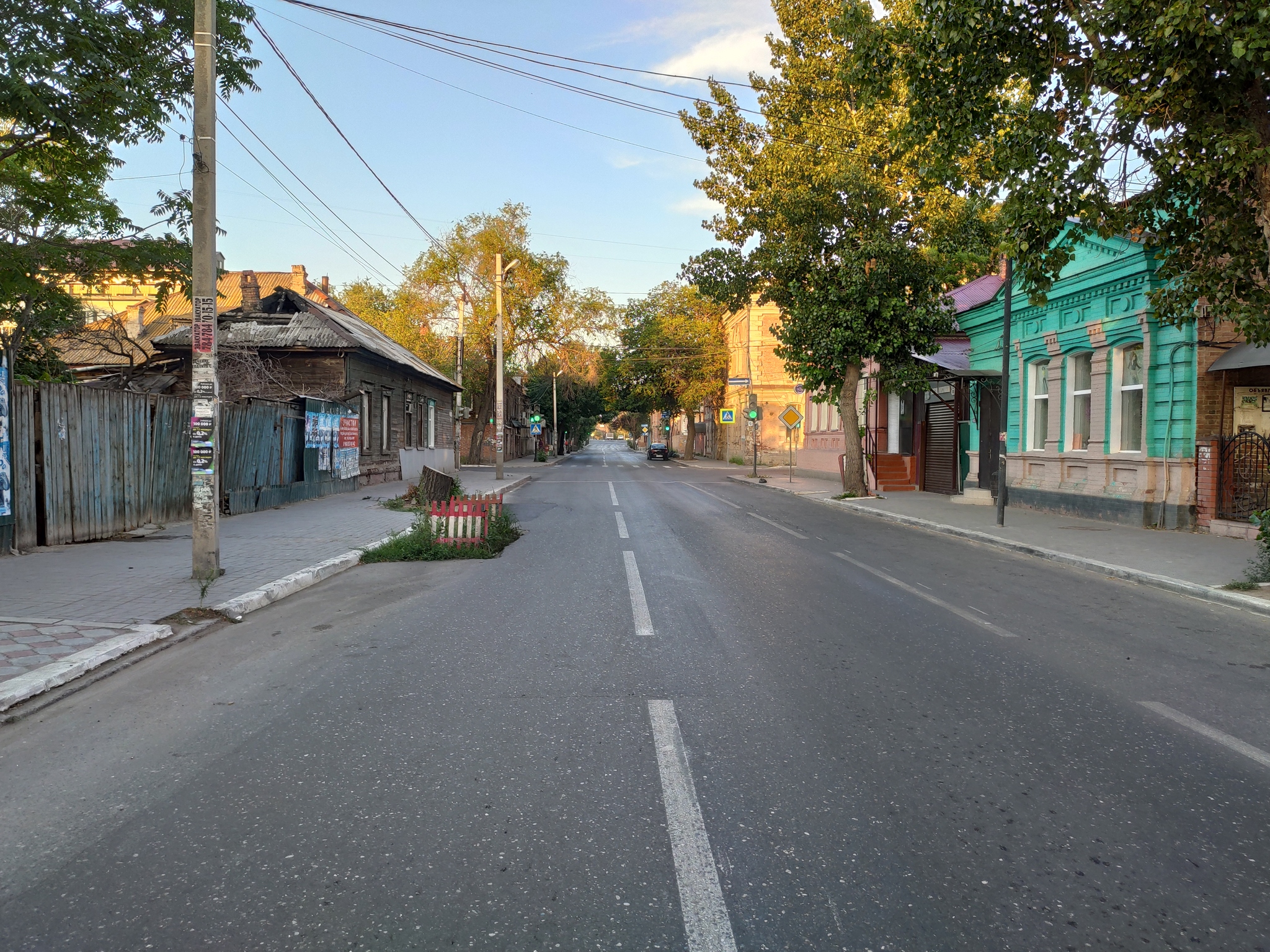 В Астрахани такой дефицит асфальта! - Моё, Астрахань, Российские дороги, Клумба, Яма, Длиннопост