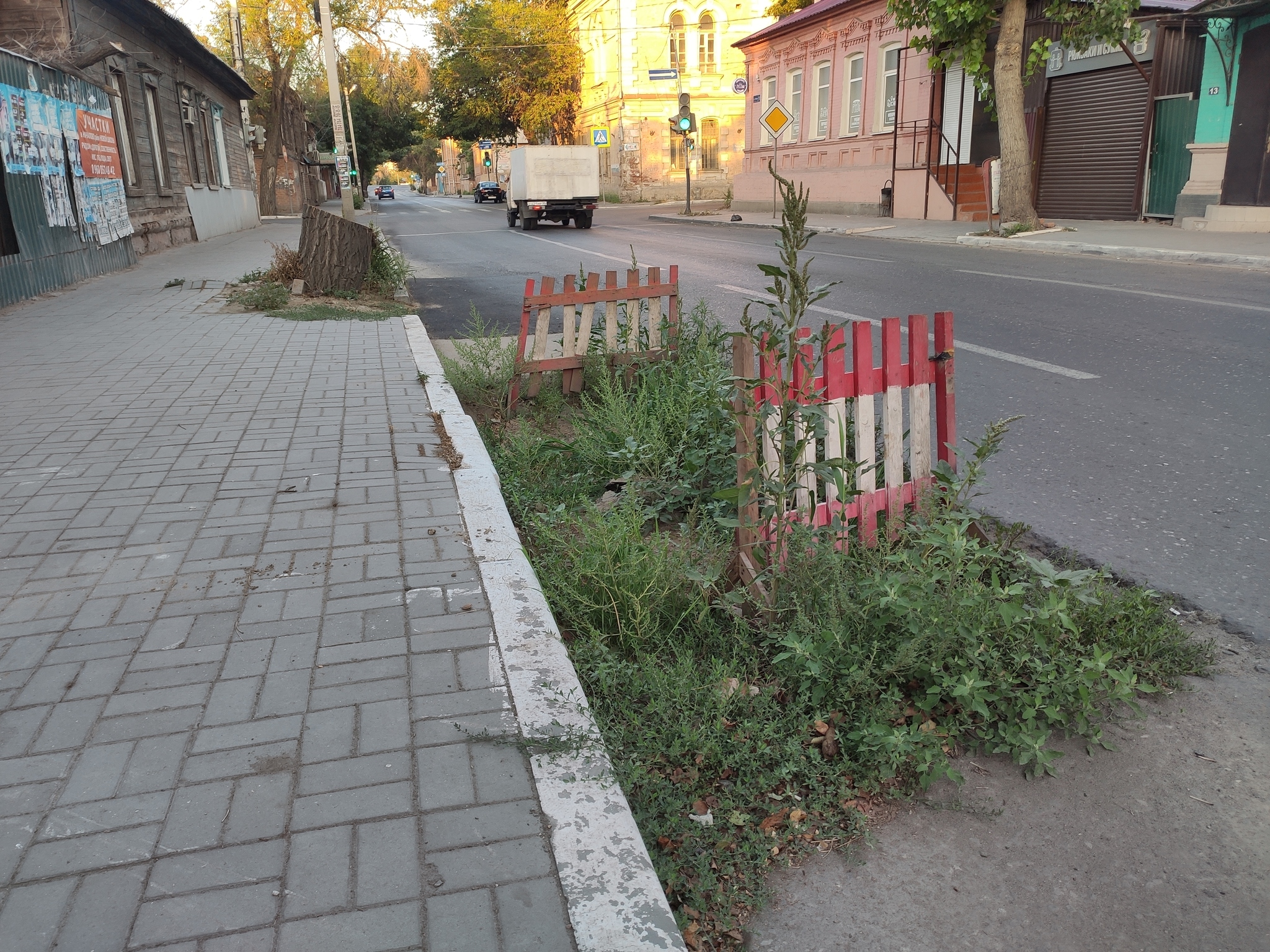 There is such a shortage of asphalt in Astrakhan! - My, Astrakhan, Russian roads, Flower bed, Pit, Longpost