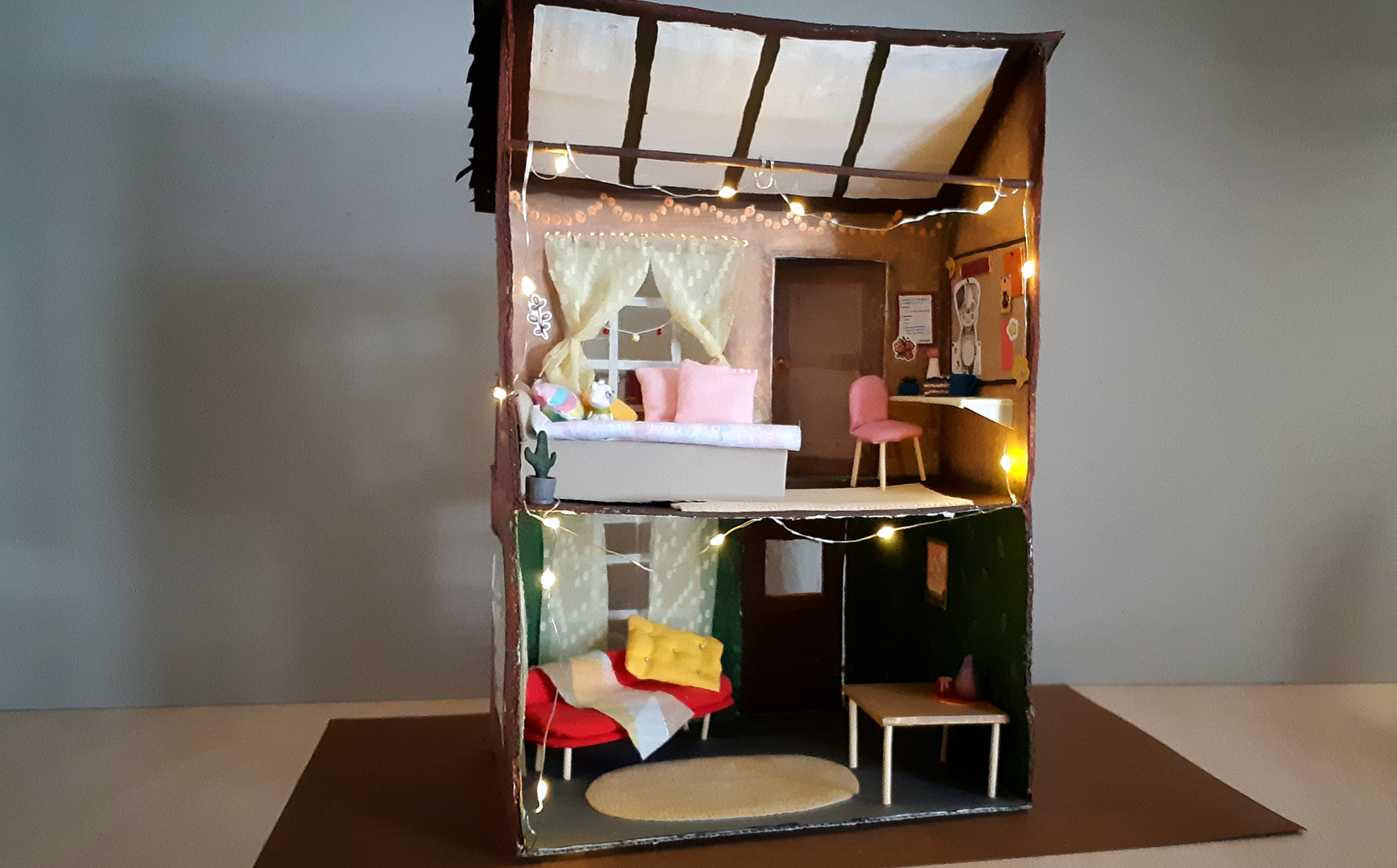 Сборный домик из картона с подсветкой кафе