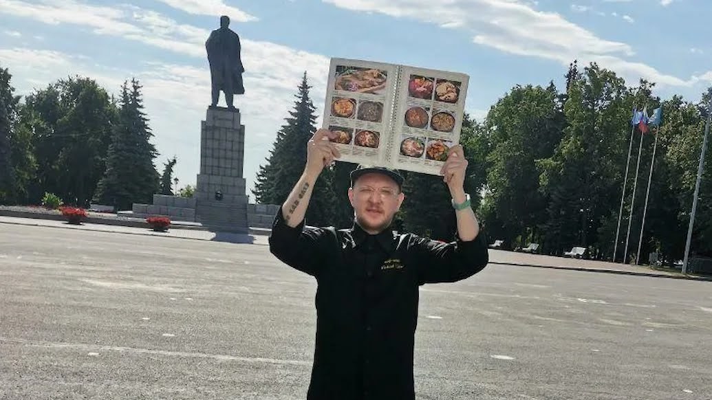 In Ulyanovsk, the police drew up a report against the chef. He went on a solo picket with a restaurant menu - Picket, Menu, A restaurant, Chef, Ulyanovsk, Single picket