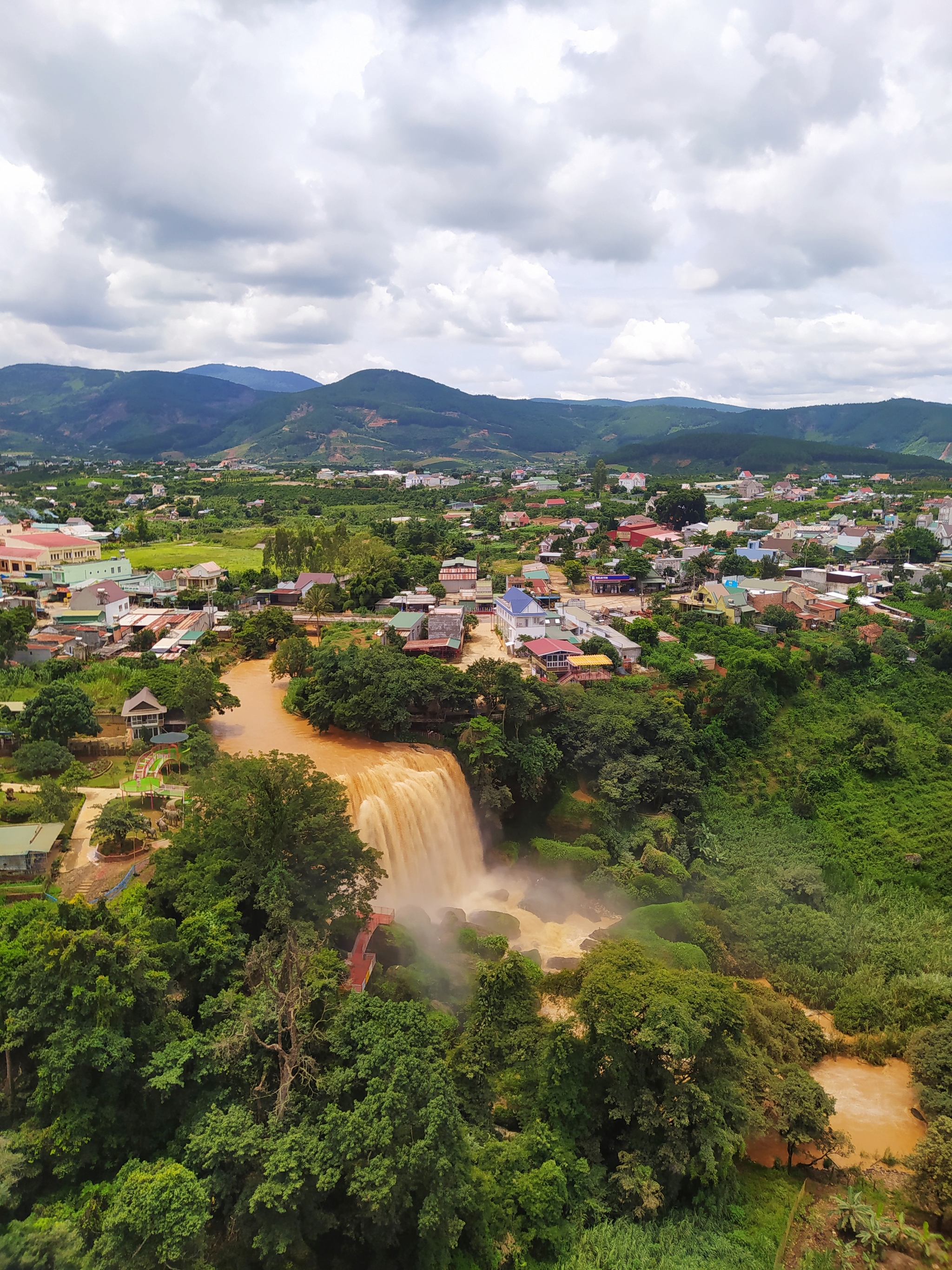 Elephant waterfall (Dalat, Vietnam) - My, Waterfall, Dalat, Vietnam, Mobile photography