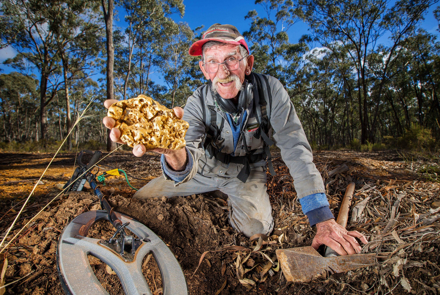 A 68-year-old Australian prospector with a gold nugget he found - Australia, Gold, Nugget, Prospectors, Find, Geology