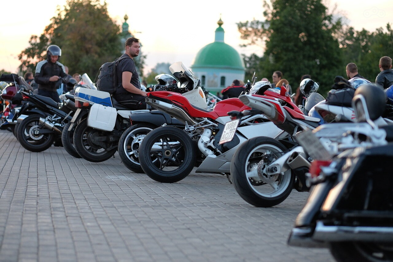 Можно ли парковать мотоцикл. Воробьёвы горы смотровая байкеры. Байкеры в Москве на Воробьевых горах. Воробьевы горы мотоциклы. Мотоциклисты на Воробьевых горах.