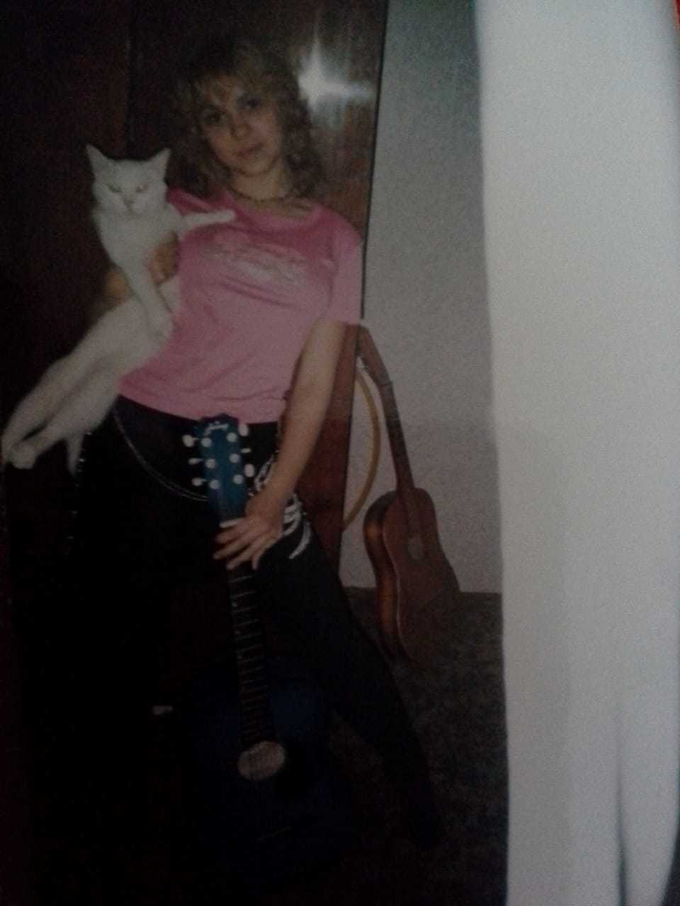 -How many guitars does a guitarist need? - One more - My, The photo, Guitar, cat, Youth