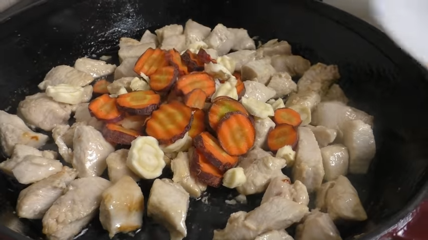 Fragrant roast under a potato lid - My, Recipe, Food, Cooking, Meat with vegetables, In the oven, Potatoes with meat, Other cuisine, Video, Longpost, Video recipe