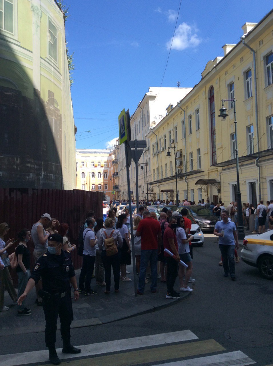 A line of people wishing to vote at the Embassy of the Republic of Belarus - Republic of Belarus, Vote, A responsibility, Moscow, Longpost, Politics, Queue