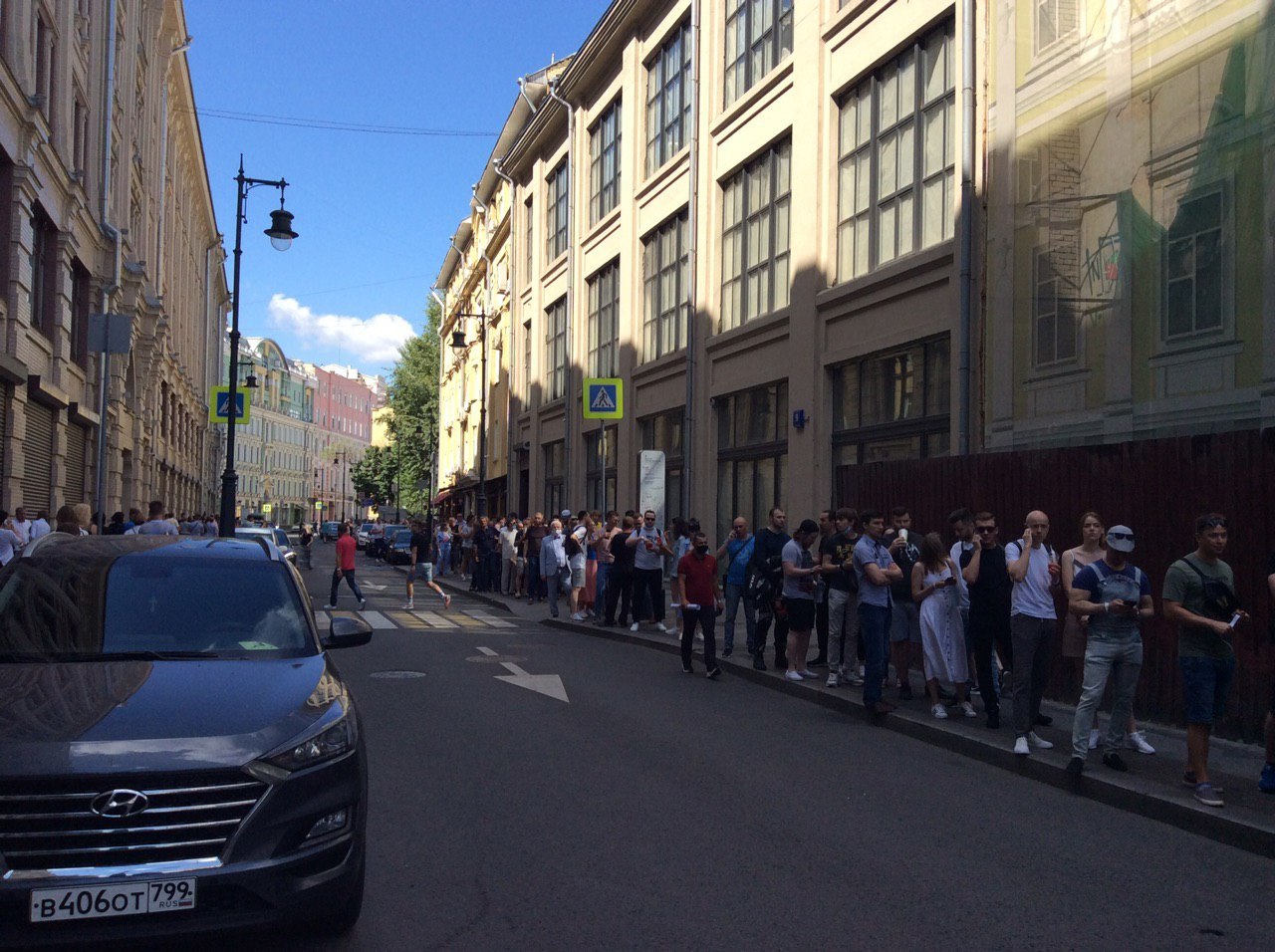 A line of people wishing to vote at the Embassy of the Republic of Belarus - Republic of Belarus, Vote, A responsibility, Moscow, Longpost, Politics, Queue