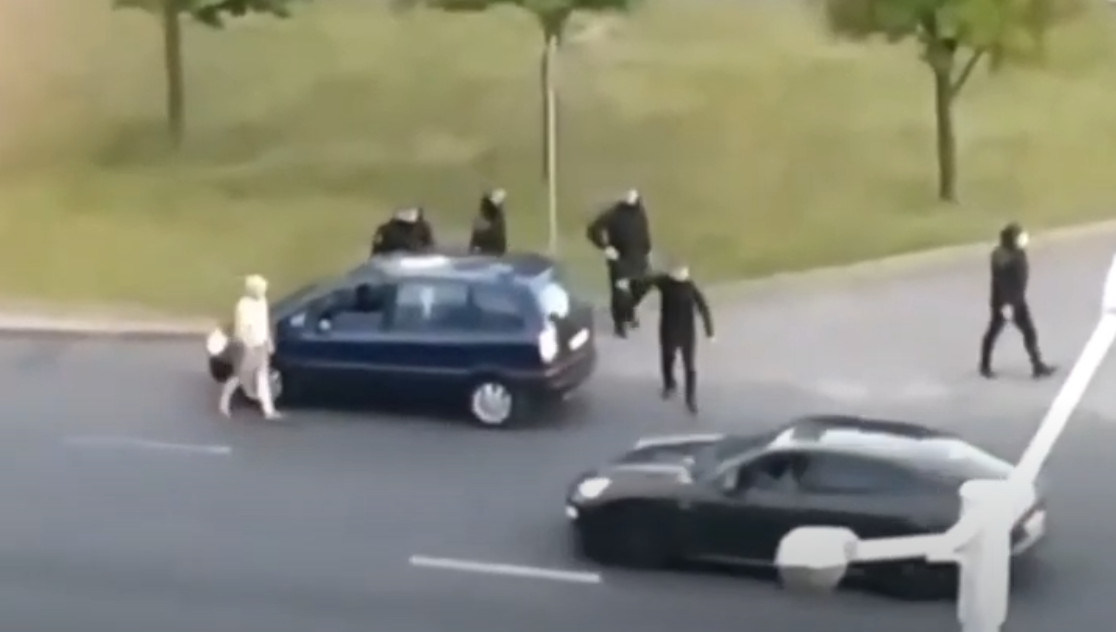 Arbitrariness of riot police in broad daylight - Road accident, Riot police, Violence, Video, Longpost, Republic of Belarus, Protests in Belarus, Grandfather