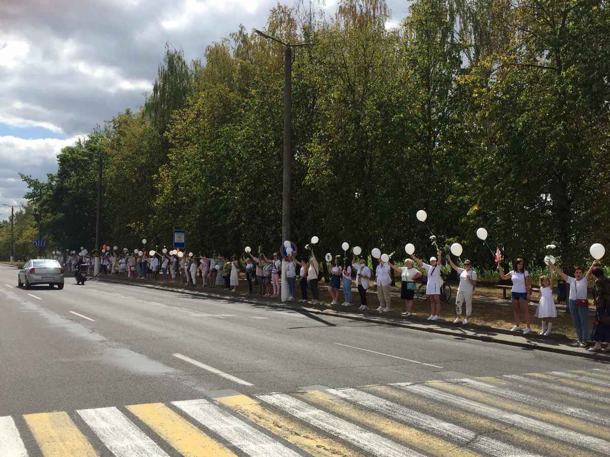 Сотни женщин в белом вышли в Барановичах на акцию против насилия. Много  фото | Пикабу